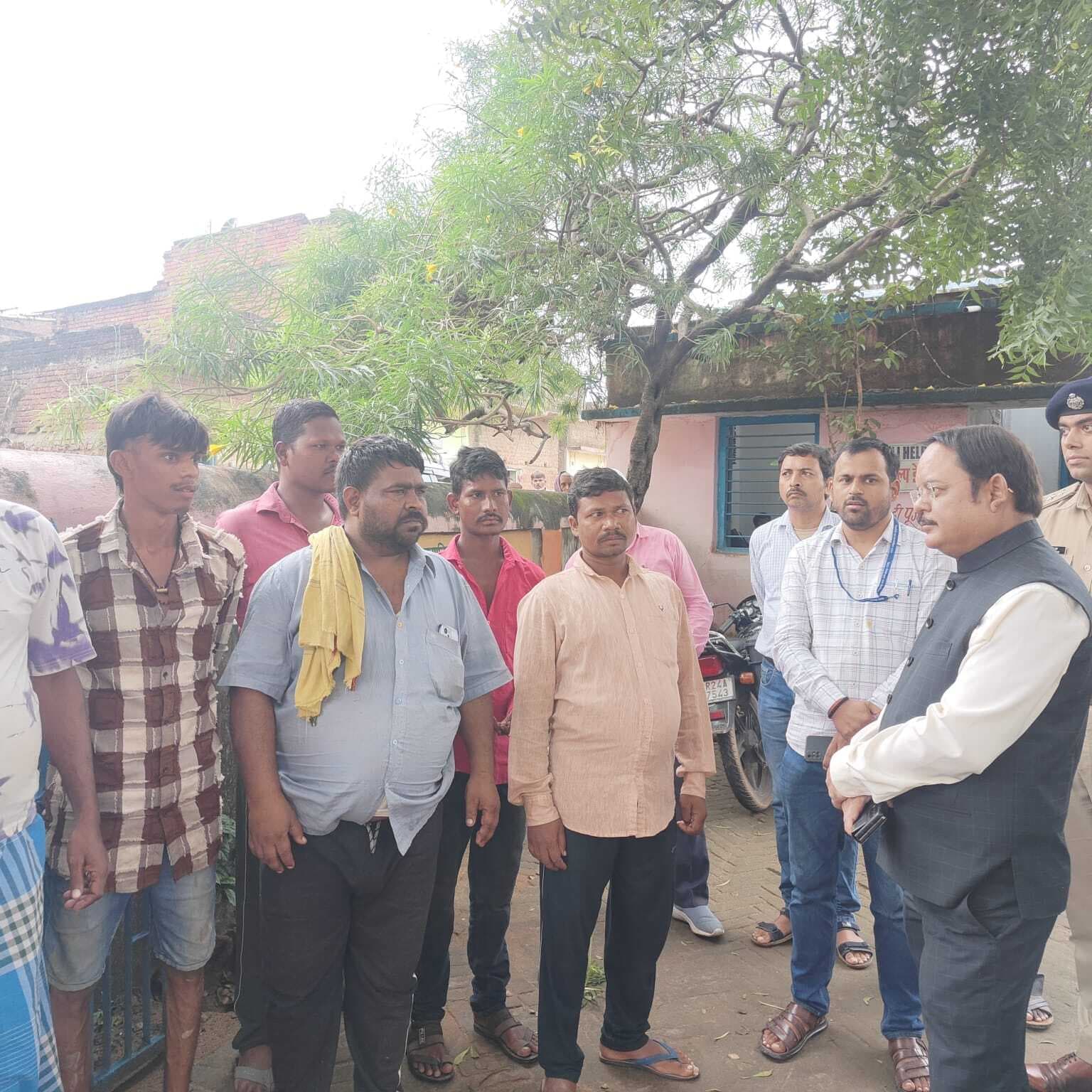 पर्यवेक्षक ने मतदाताओं  को किया जागरूक