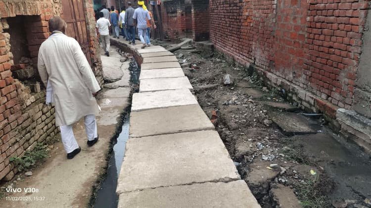 फखराबाद में अधूरा नाला निर्माण बना परेशानी का कारण