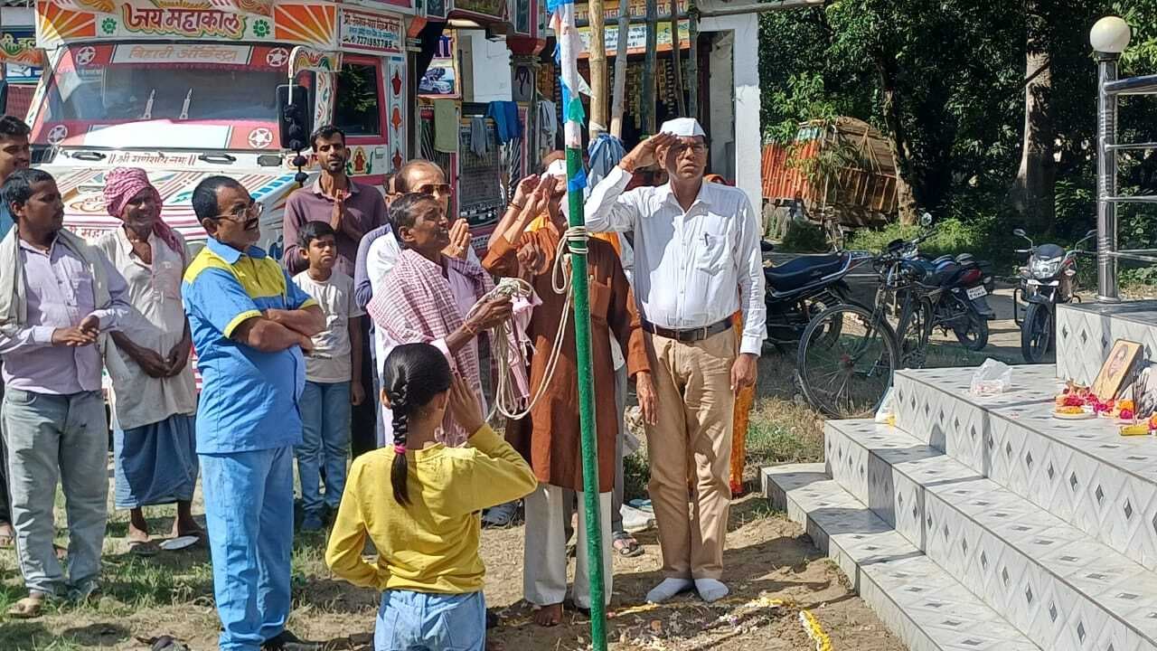 Samastipur News:पुष्पांजलि अर्पित कर स्वतंत्रता सेनानियों को किया याद