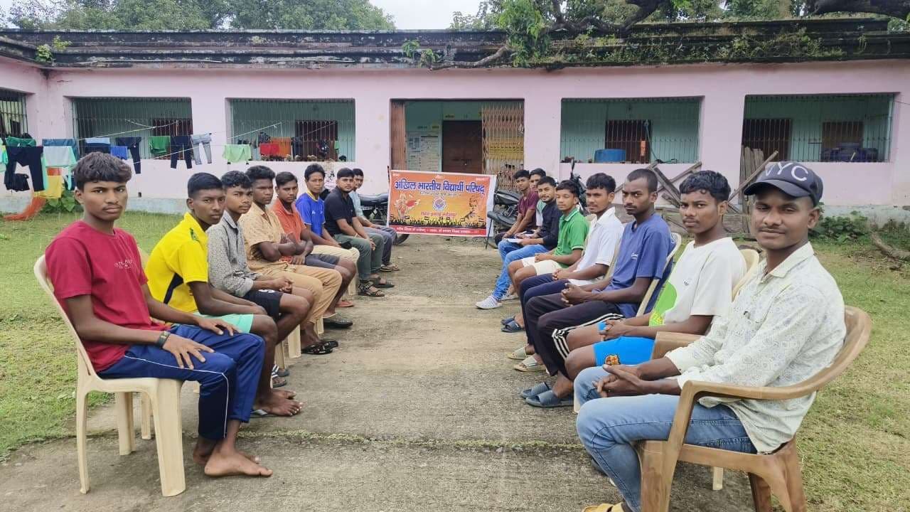 महेशपुर में बिरसा जयंती पर फुटबॉल टूर्नामेंट आयोजित