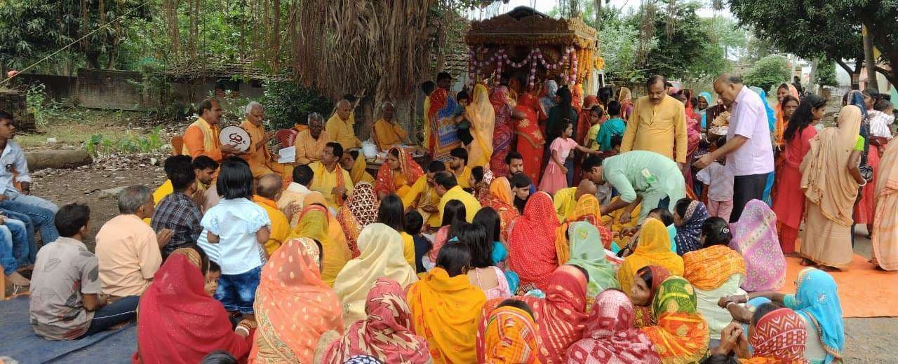 गायत्री रथ पहुंचा पाकुड़िया, यज्ञ व भजन संकीर्तन में उमड़े श्रद्धालु
