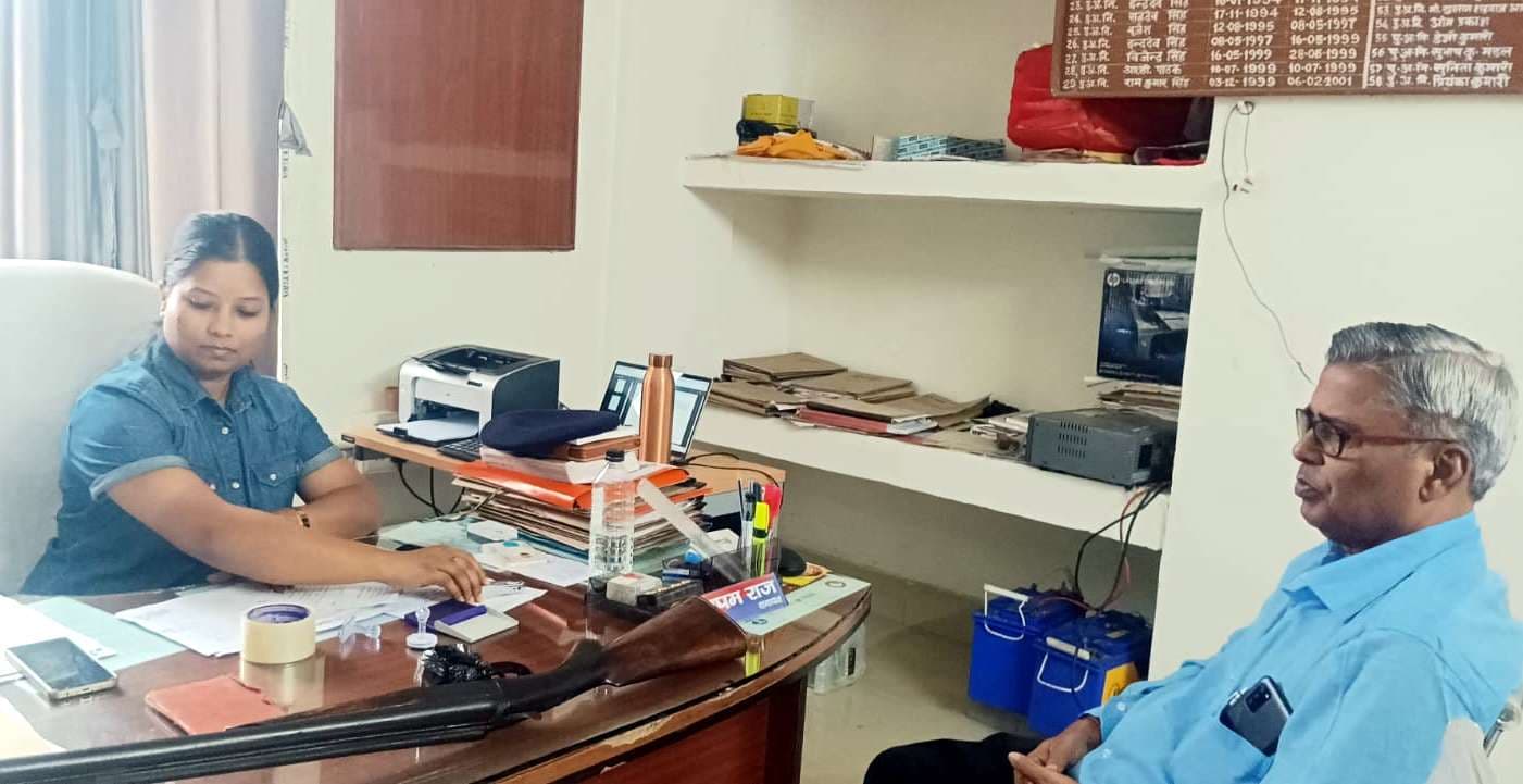 चुनाव को लेकर चम्पानगर थाना पुलिस जमा करा रही लाइसेंसी हथियार