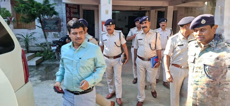 विस चुनाव : डीएम व एसपी ने की पुलिस अधिकारियों के साथ बैठक