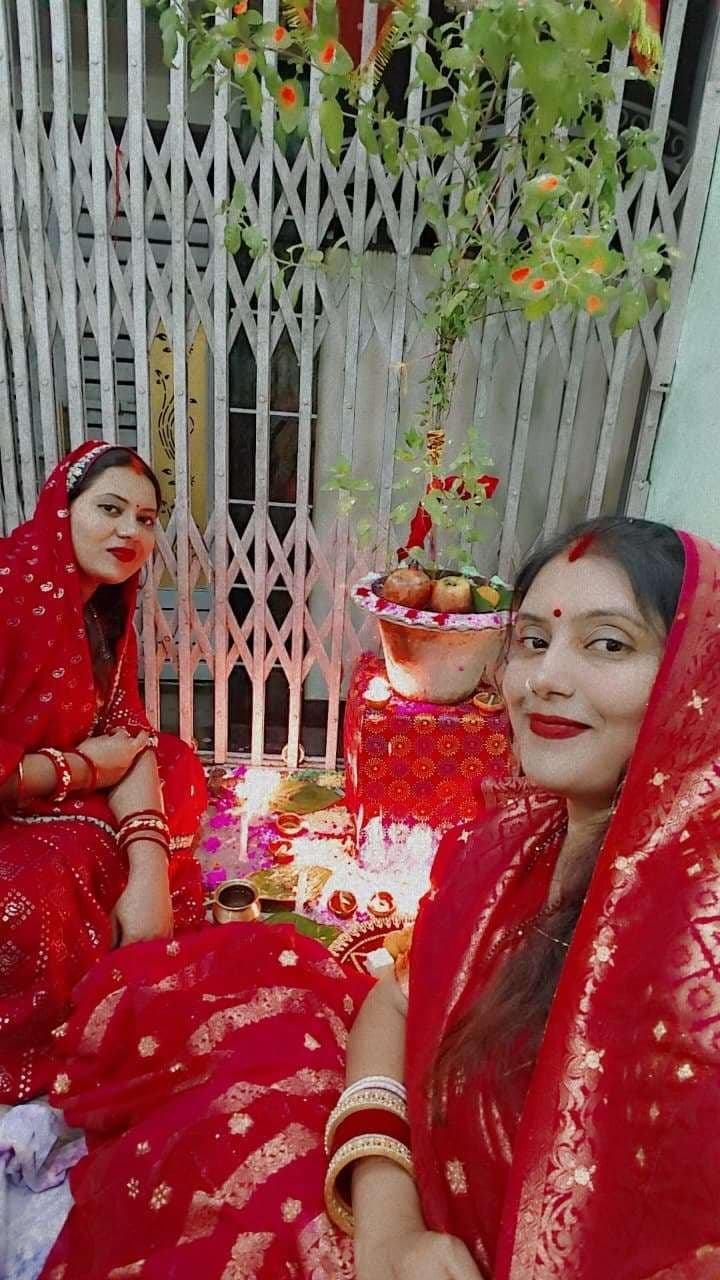 सुहागन ने आंगन में की पूजा, परिवार के समृद्धि की कामना की