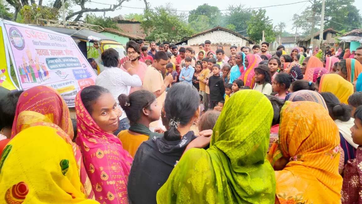 Saharsa vidhansabha 2025: लोकतंत्र के महापर्व में शामिल होने के लिए नुक्कड़ नाटक के माध्यम से किया जागरूक