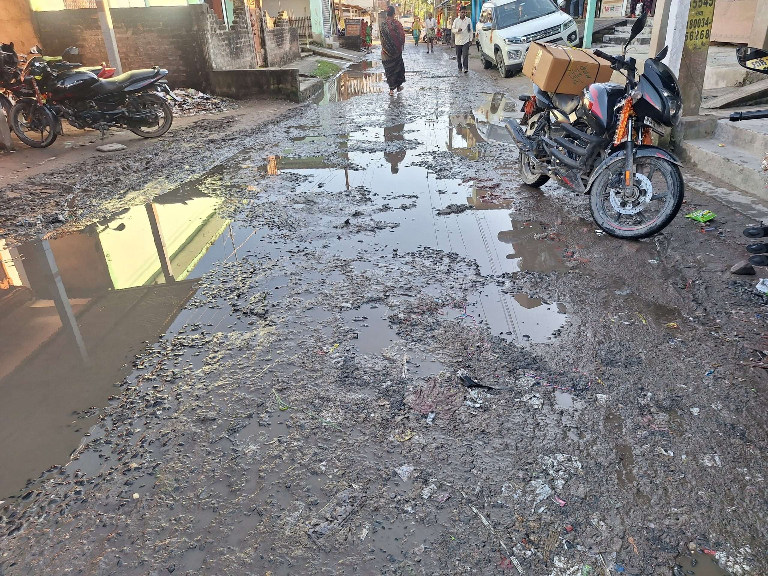 हत्ता चौक जाने वाली सड़क गड्ढे में तब्दील