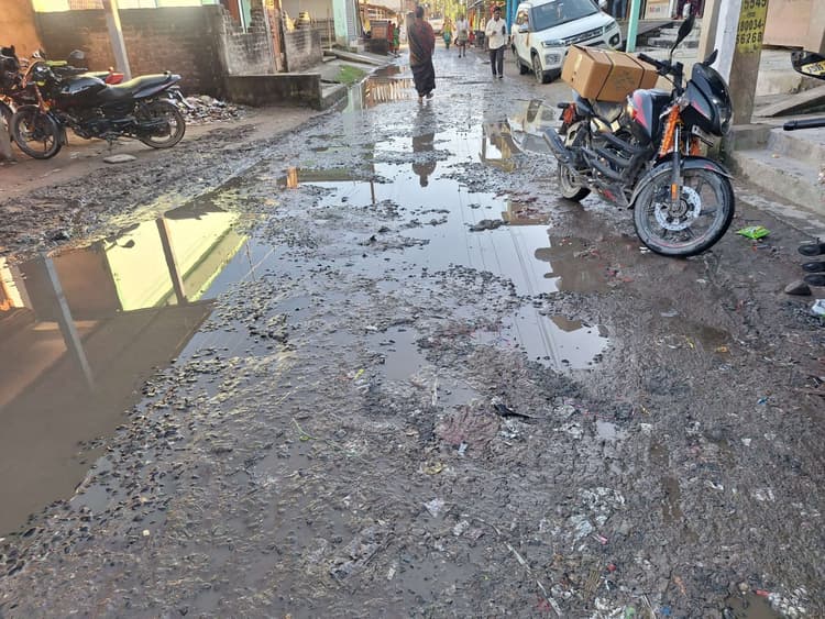 हत्ता चौक जाने वाली सड़क गड्ढे में तब्दील