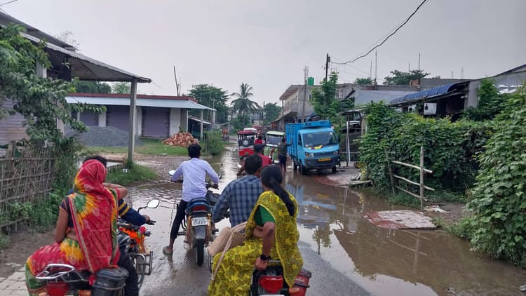 सड़क पर जल-जमाव से लोगों में नाराजगी