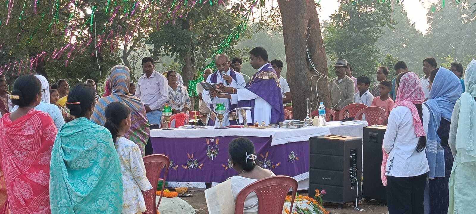 मसीही परिवारों ने मृतात्माओं की शांति के लिए मनाया कब्र पर्व