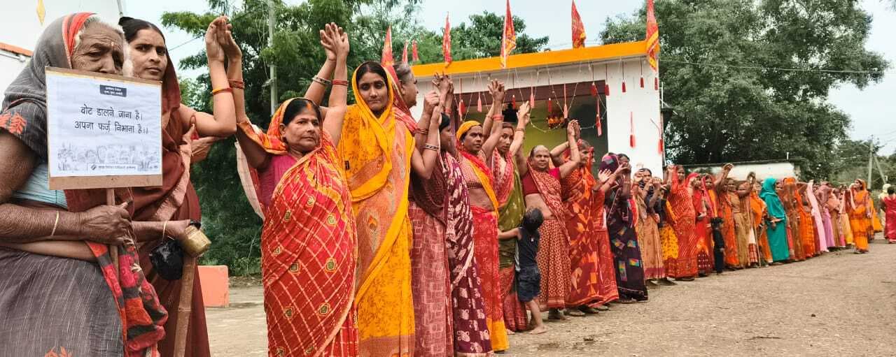 बुजुर्गों व महिलाओं ने मतदान के लिए किया प्रेरित