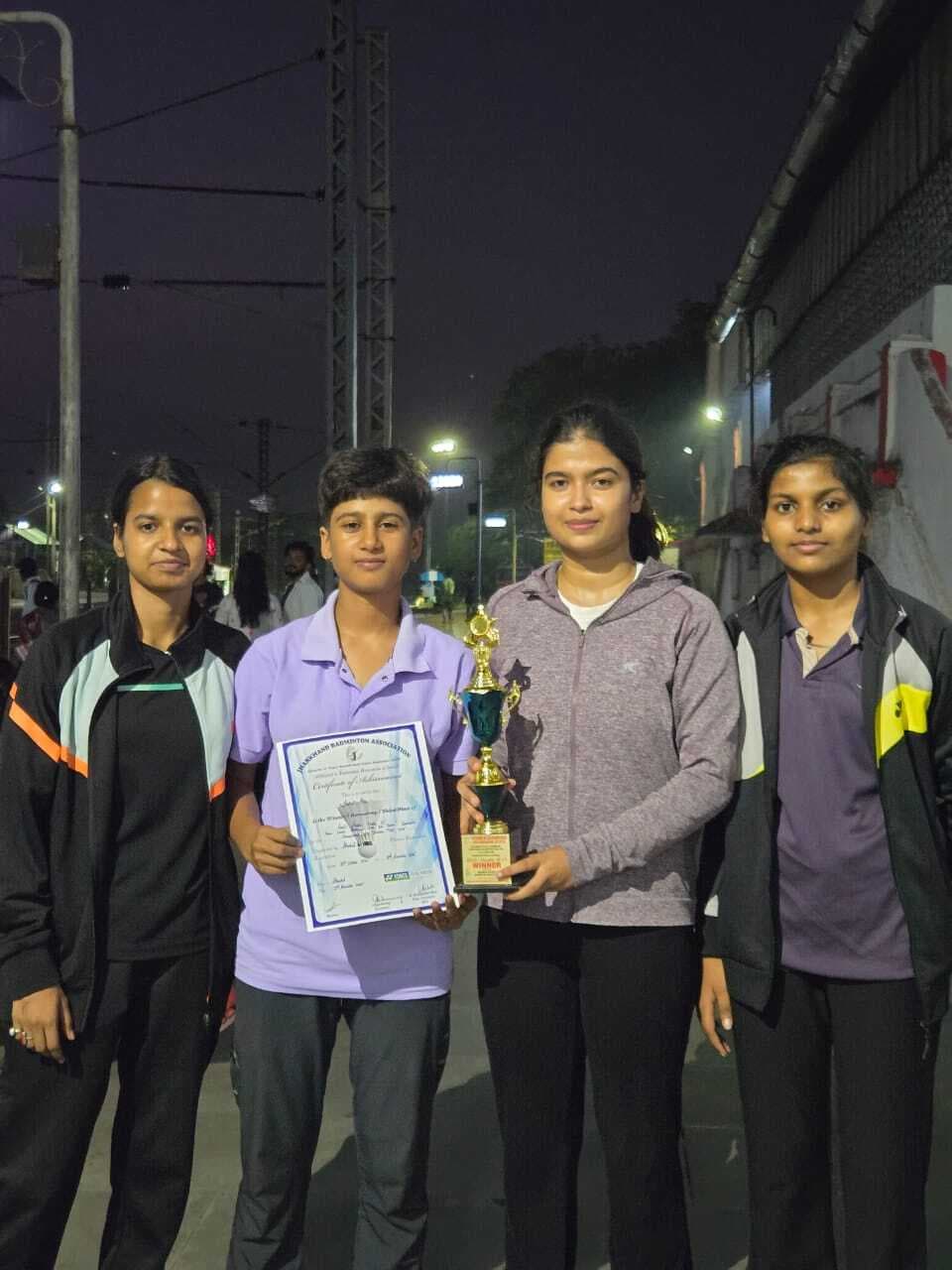 देवघर की लाडली रोज ने रचा इतिहास, स्टेट सब जूनियर बैडमिंटन में जीता स्वर्ण