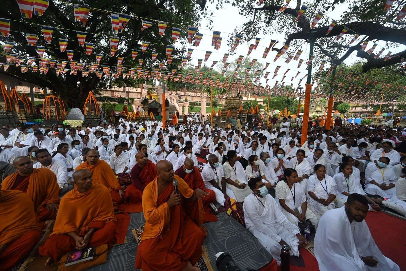 श्रीलंका के श्रद्धालुओं ने बोधिवृक्ष के नीचे चीवर के साथ की पूजा-अर्चना