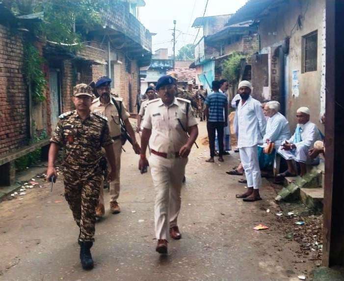 शांतिपूर्ण चुनाव कराने को ले सुरक्षाबलों ने किया फ्लैग मार्च