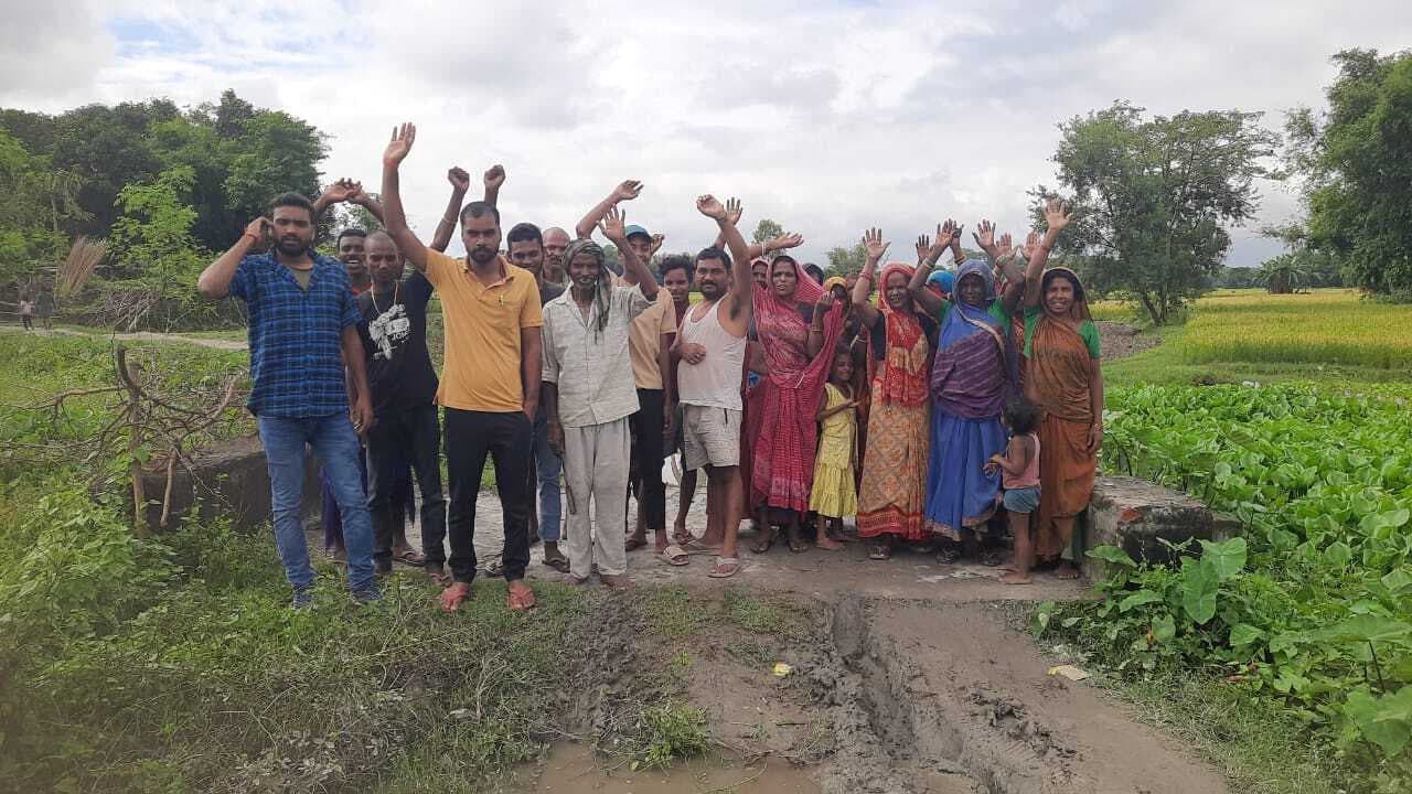 नाराज लोगों ने रोड नहीं, तो वोट नहीं का लगाया नारा