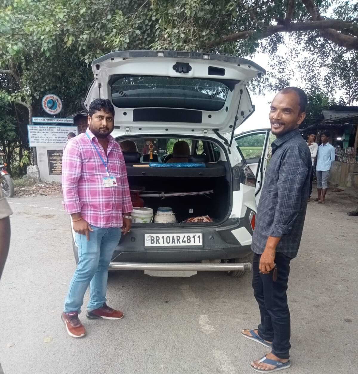 किसे फुर्सत है जो नेताओं के पीछे-पीछे घुमेगा