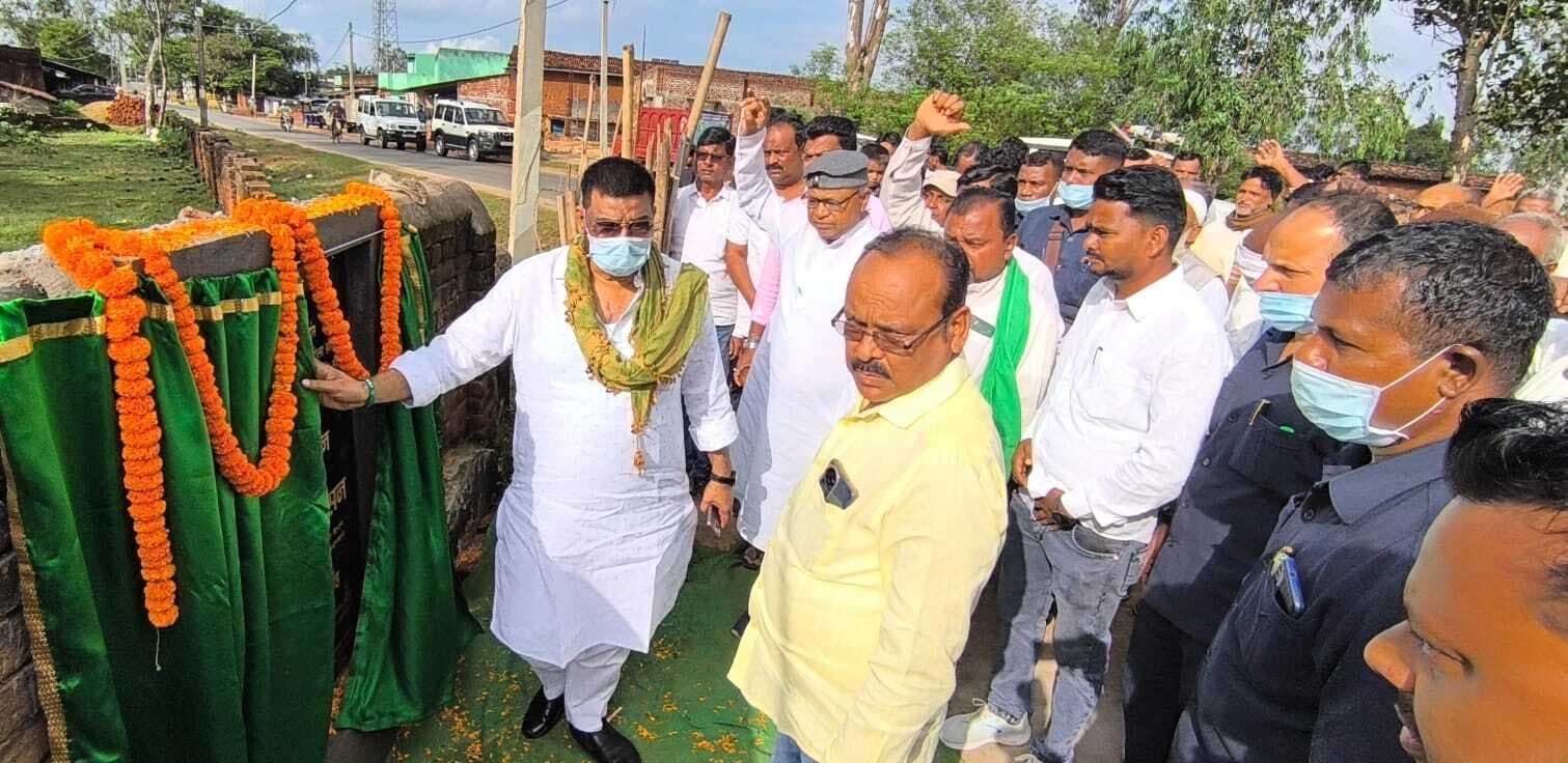 1.76 करोड़ की लागत से निर्माण किये जाने वाले सड़क का मंत्री ने किया शिलान्यास