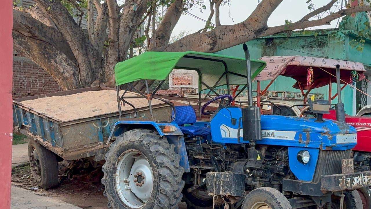 पुलिस ने अवैध बालू लोड ट्रैक्टर को किया जब्त
