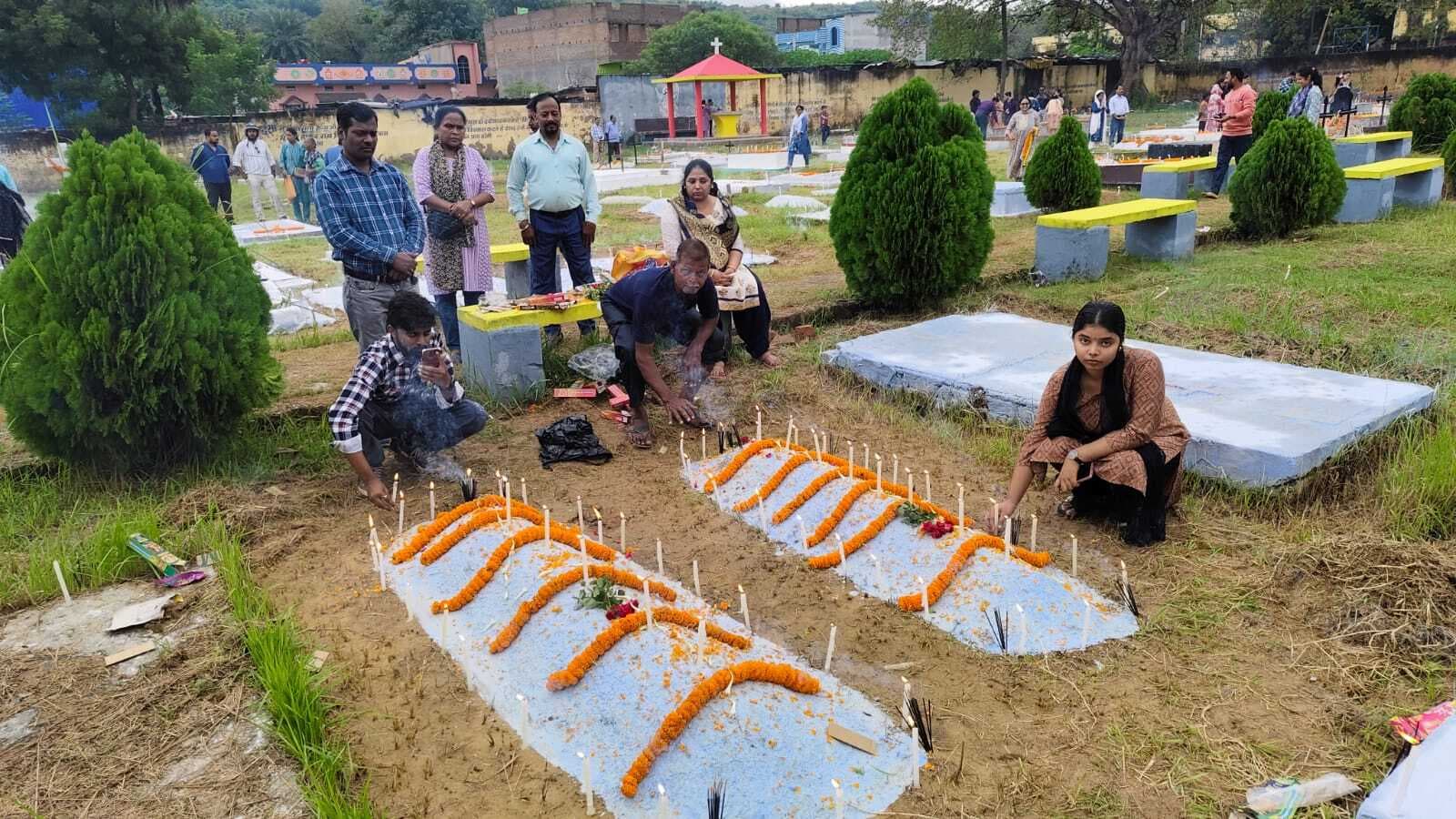 ईसाई समुदाय ने कब्रिस्तान में की अपने पूर्वजों के लिए पूजा