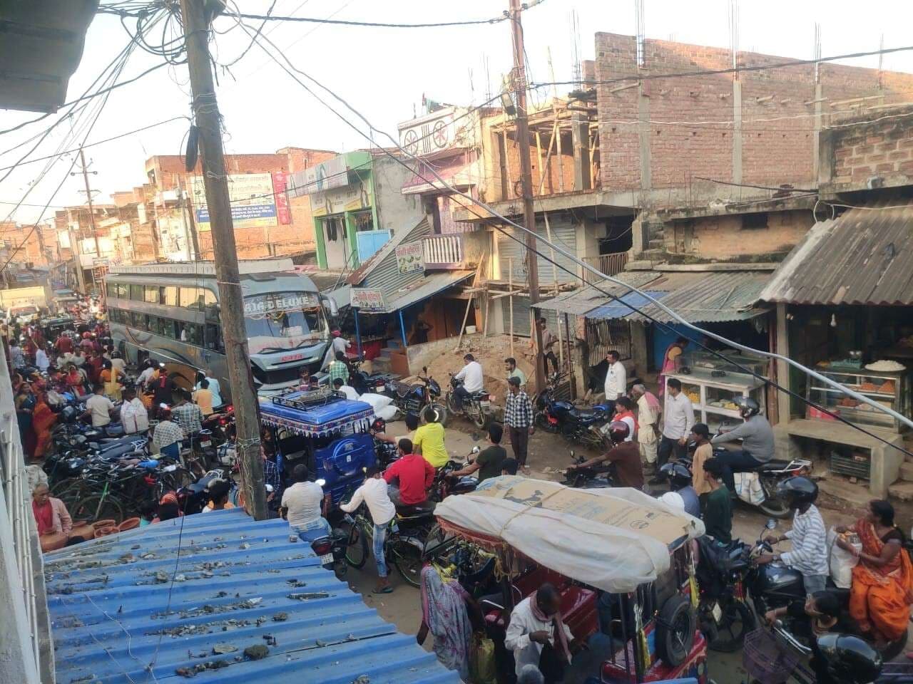 खेसर बाजार में लगा महाजाम, राहगीर परेशान