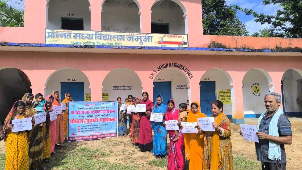 कटोरिया विधानसभाा : गोली बनाकर मतदाताओं को मताधिकार के महत्व के बारे में बताया