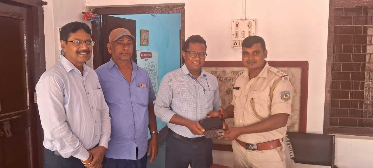 ईसीएल सेल्स अधिकारी समेत 11 लोगों के गुम हुए मोबाइल को पुलिस ने किया सुपुर्द