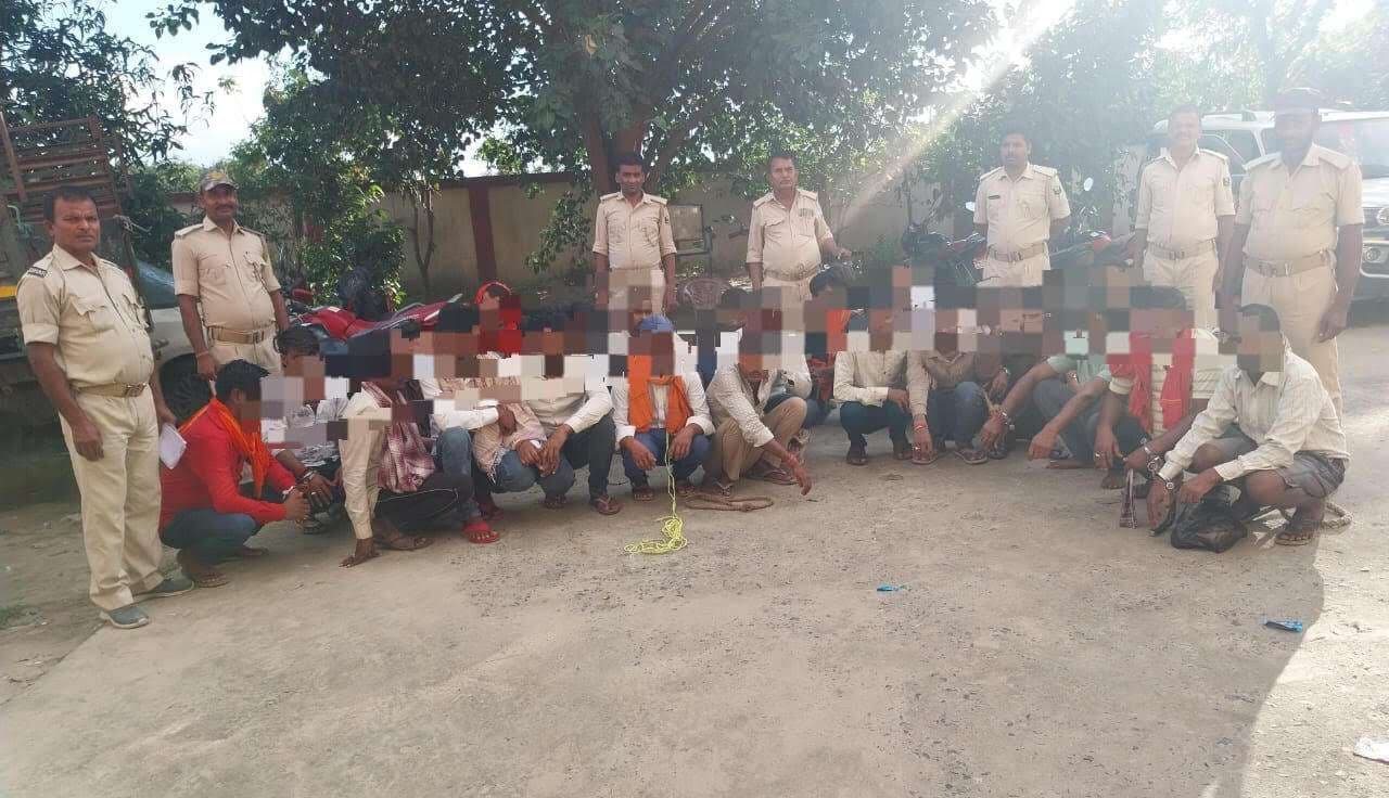 शराब पीने के आरोप में 28 लोग गिरफ्तार