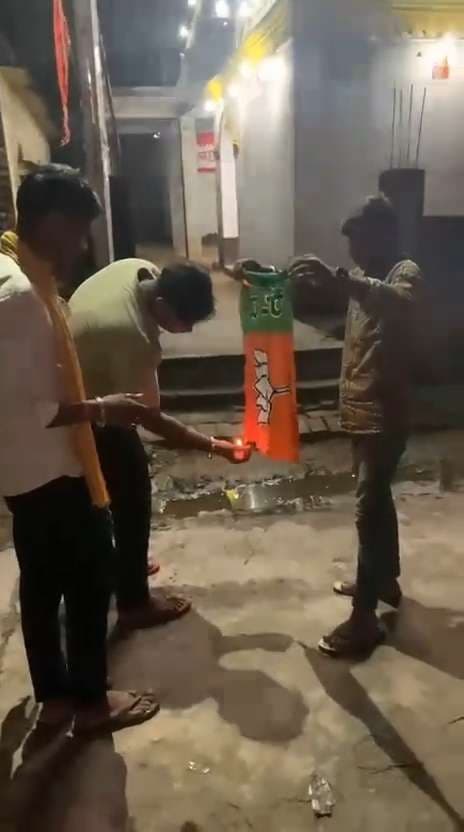 Jamui Assembly News : बेला में जलाया भाजपा प्रत्याशी का झंडा, वीडियो वायरल
