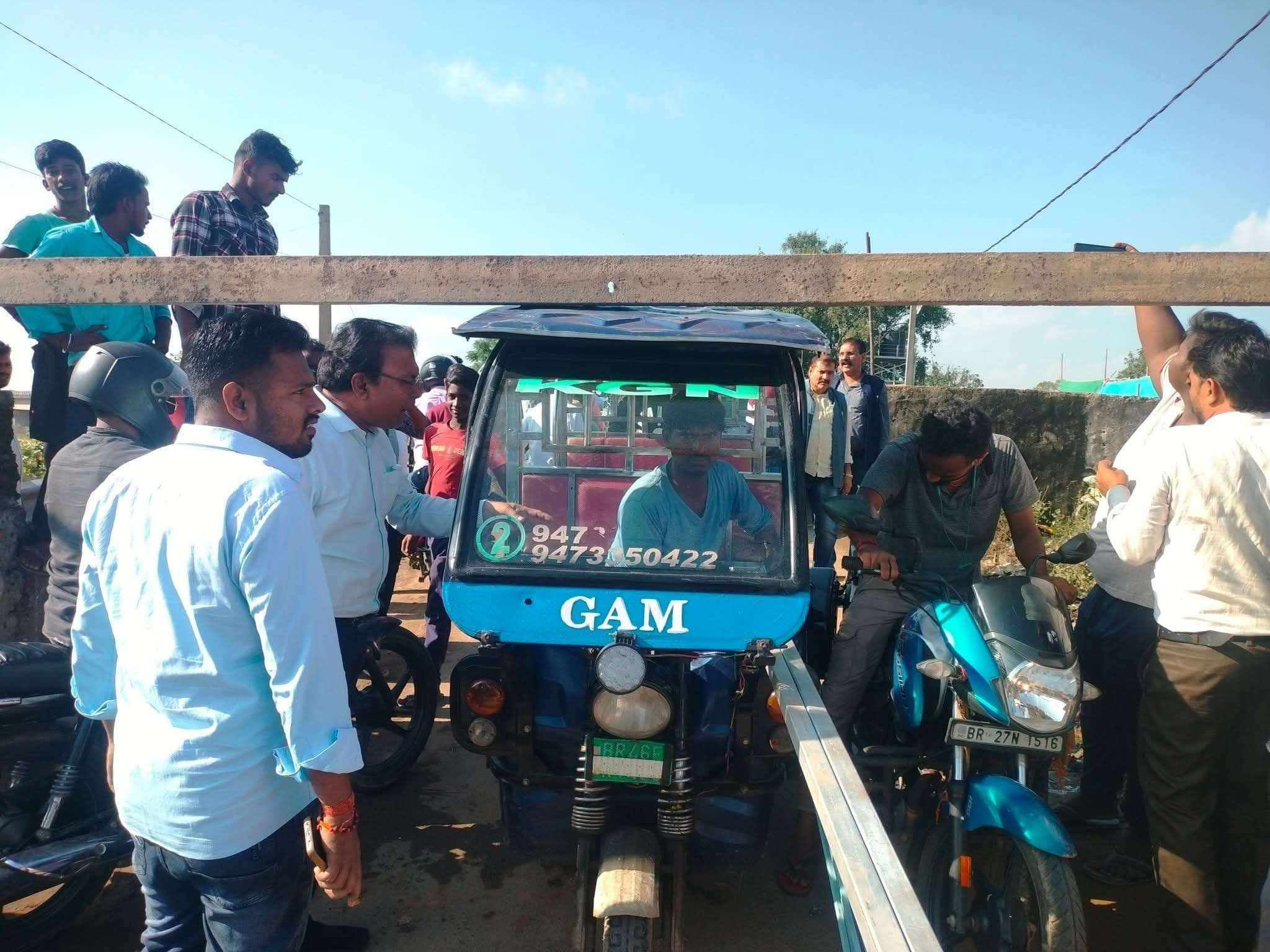 नरियाना पुल पर लगा बैरियर, जाम में फंसे वाहन