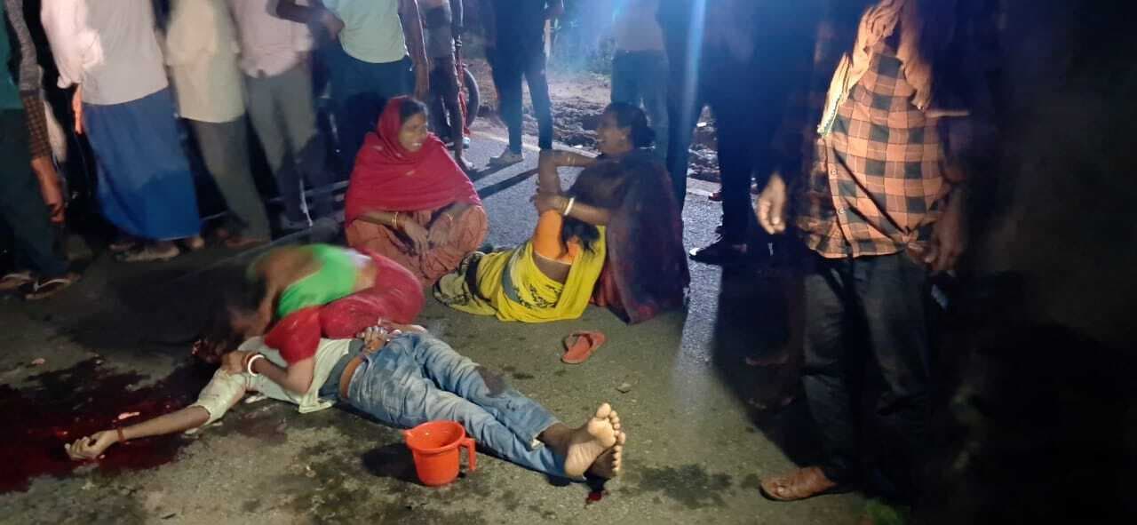 अनियंत्रित ट्रक ने बाइक सवार को रौंदा, मौत,  विरोध में सड़क जाम