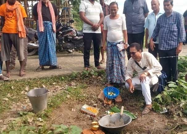 Madhubani News : भूमि पूजन के साथ बेलारही में कला मंच का निर्माण शुरू