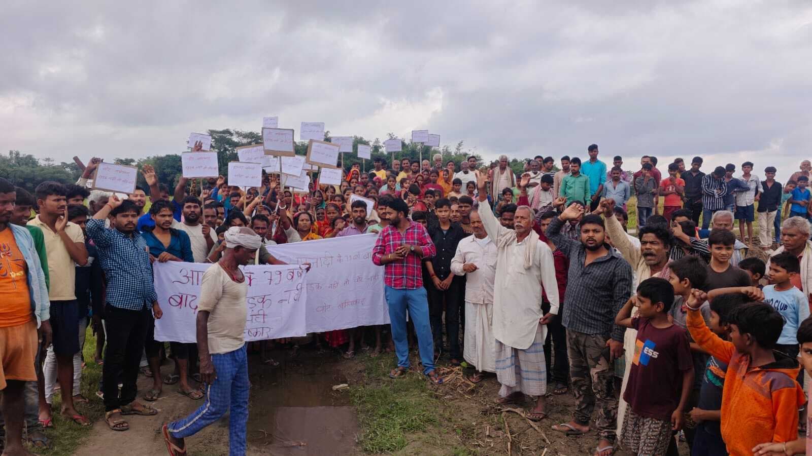 रजनी पंचायत के वार्ड 18 में सड़क नहीं तो वोट नहीं, ग्रामीणों ने किया मतदान बहिष्कार का ऐलान