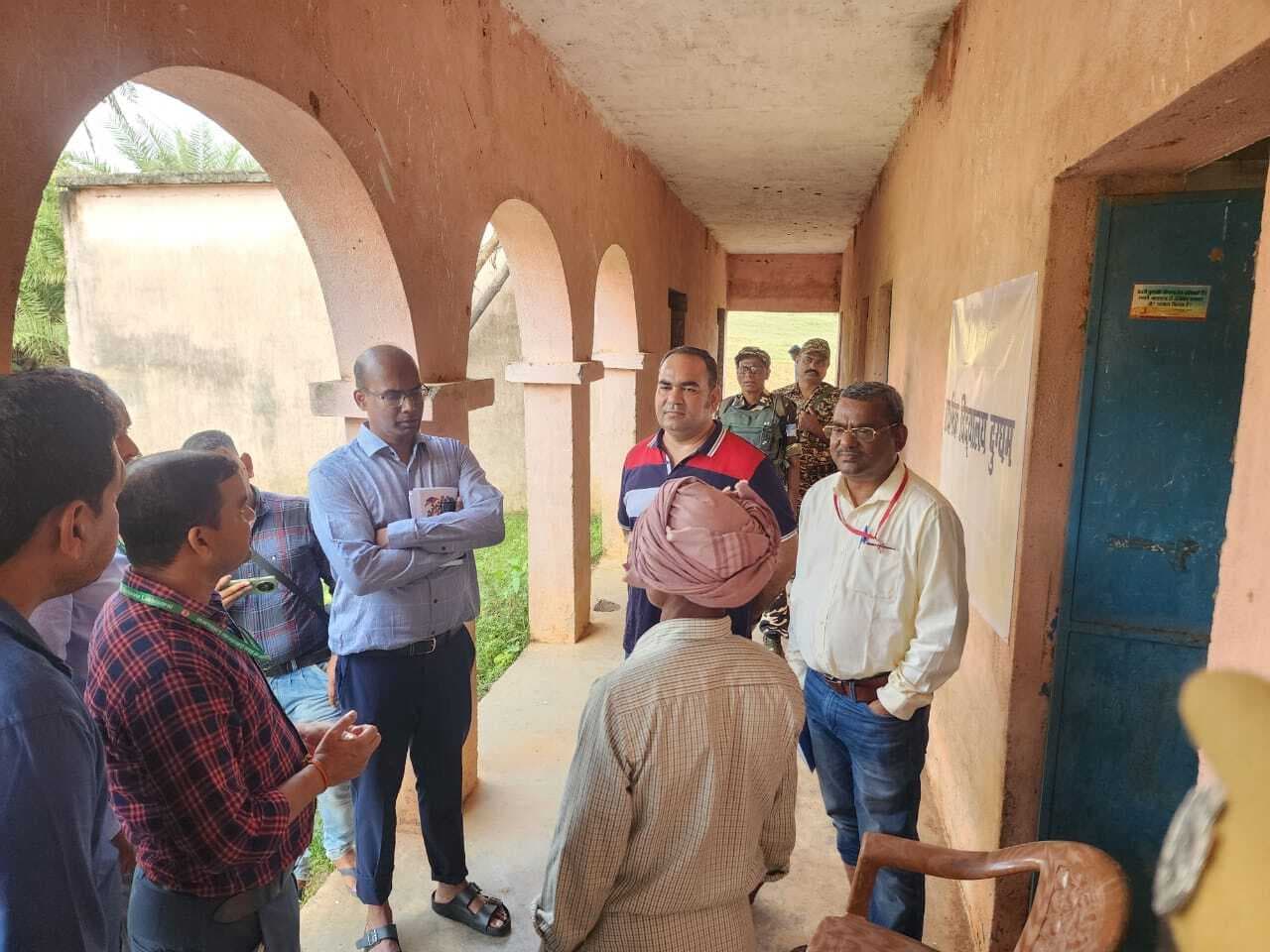 प्रेक्षकों ने संवेदनशील व दूरस्थ बूथों का निरीक्षण