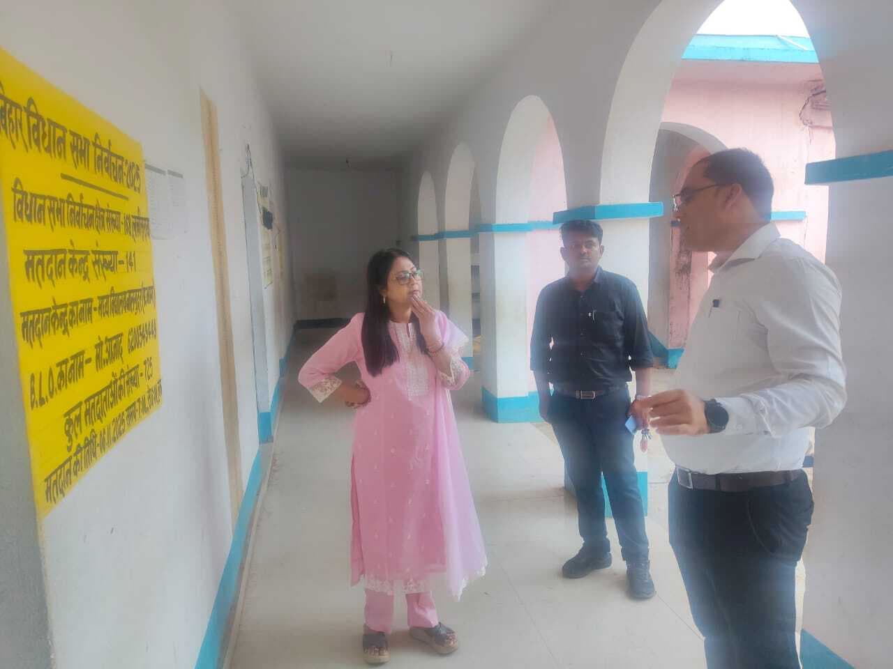 एसडीओ सह निर्वाची पदाधिकारी, बीडीओ सह एआरओ ने की मतदान केंद्रों की जांच