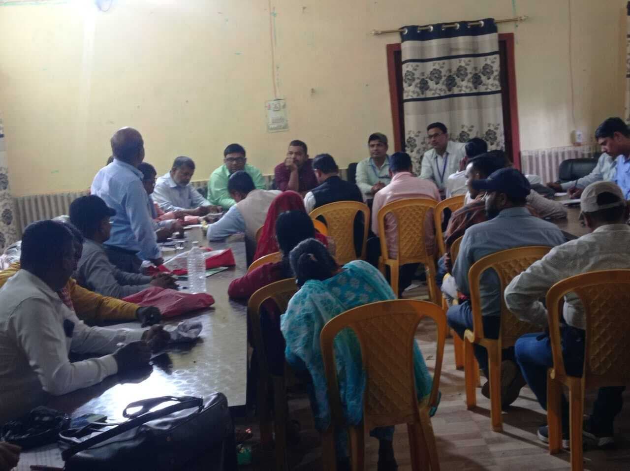 Madhubani News : मतदान केंद्र पर उपलब्ध मूलभूत सुविधा का जमा कराया गया प्रमाणपत्र