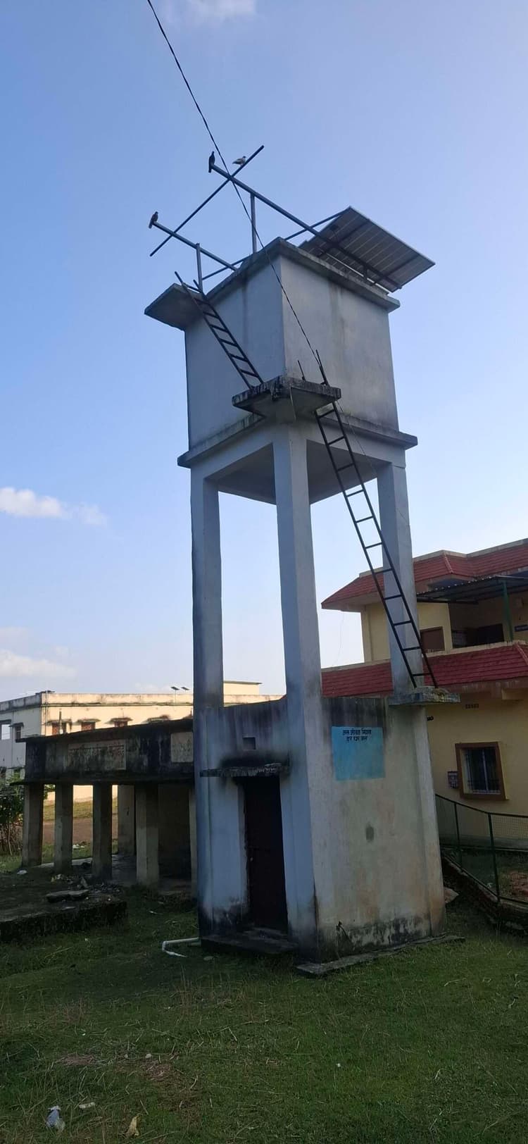 Giridih News :सोलरयुक्त जलमीनार चालू नहीं होने से ग्रामीण निराश