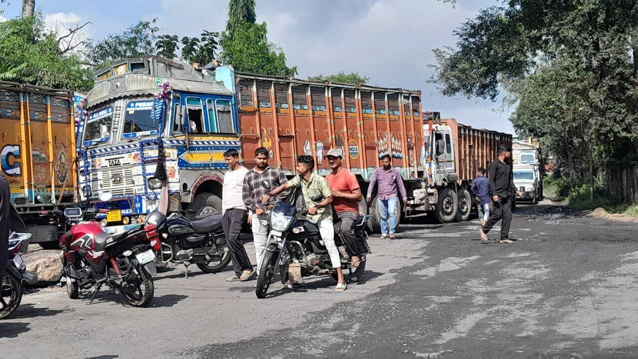 चितरा: गिरजा कांटा पर माप-तौल के लिए ट्रकों की होड़ से रोज लगता है जाम