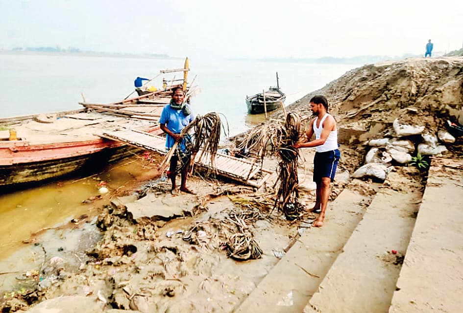 BUXAR Election News : चौसा में मां गंगा को स्वच्छ बनाने के लिए जुटे युवा