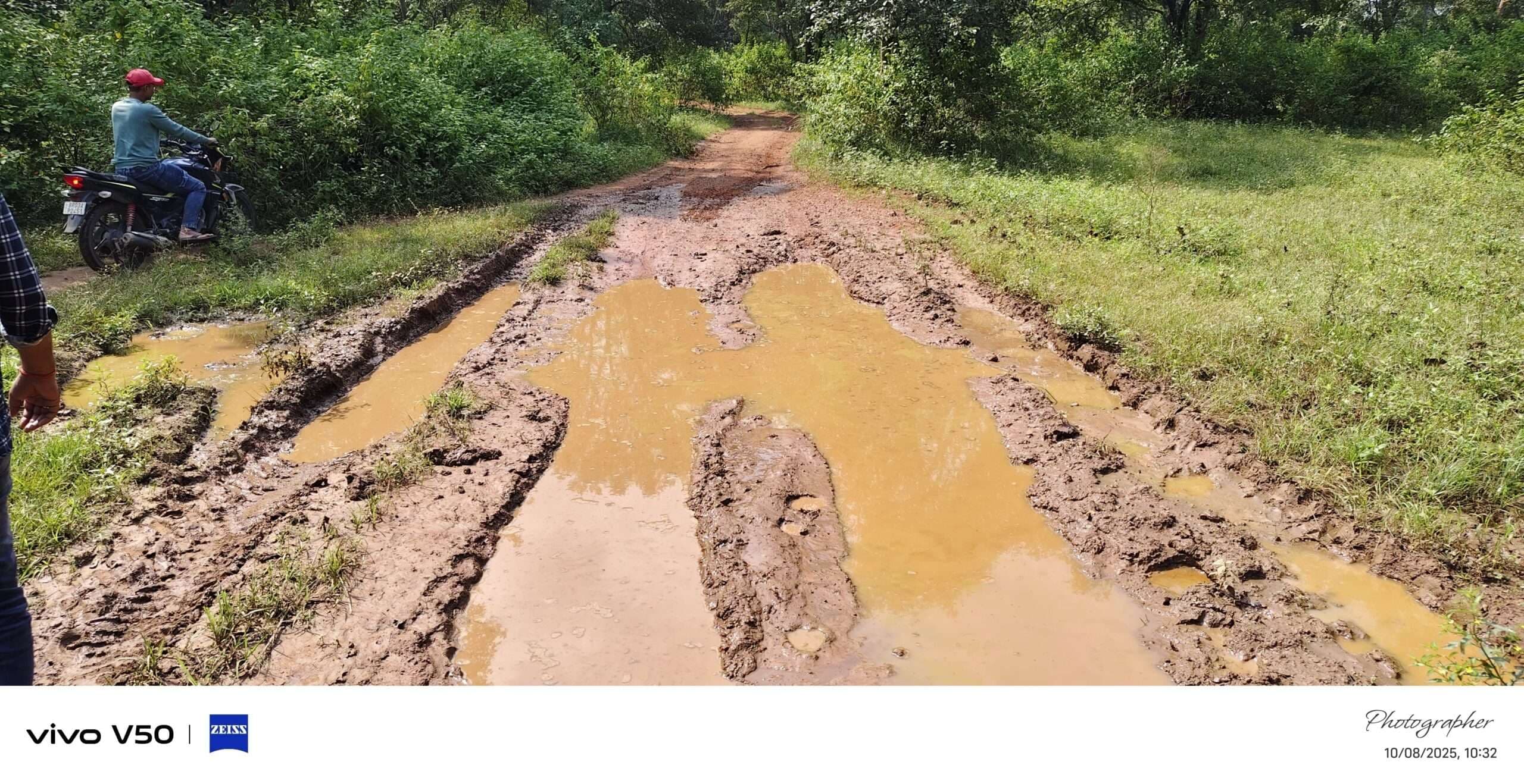 बिहार चुनाव. गांव में जाने के लिए सड़क नहीं, नदी से लाकर पानी पीते हैं वनवासी