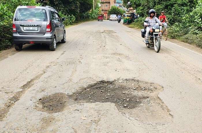 गोड्डा-पीरपैंती मार्ग पर सड़क के बीचोंबीच गड्ढा बना राहगीरों के लिए खतरा