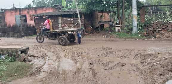 महागामा में 81 करोड़ की जलापूर्ति योजना बनी मुसीबत, टूटी सड़कें और कीचड़ से लोग परेशान
