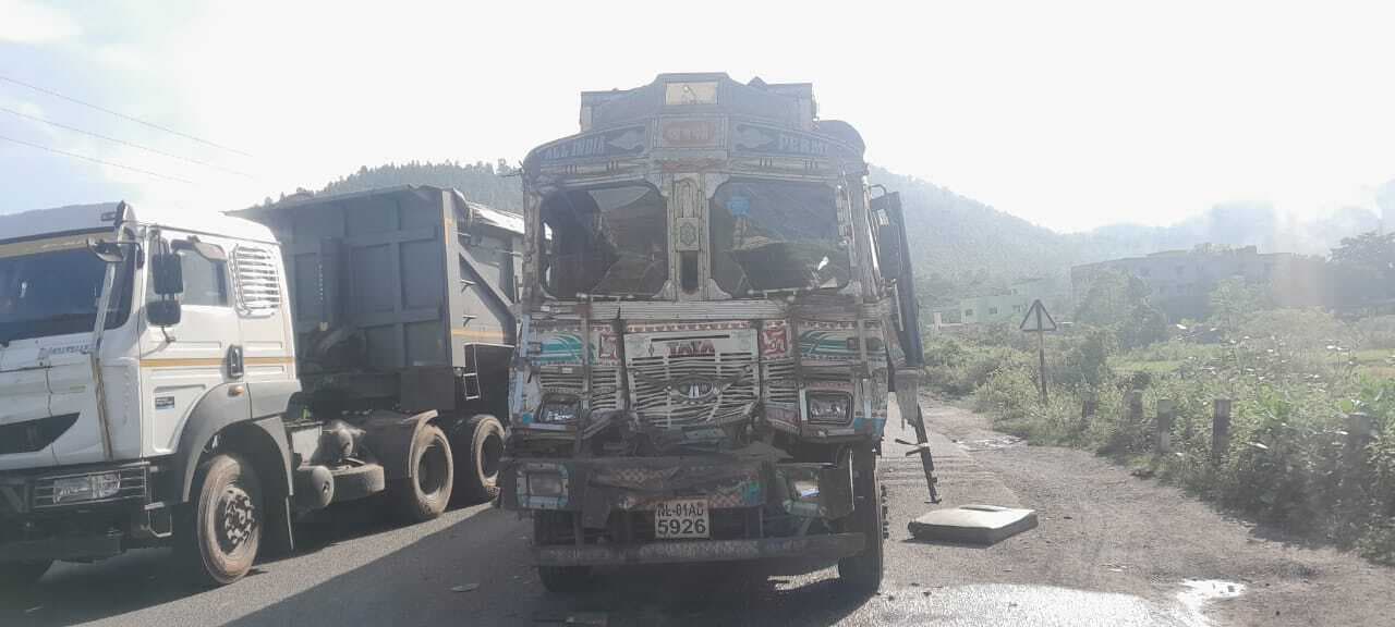 Seraikela Kharsawan News : चौका-कांड्रा सड़क पर ट्रक ने हाइवा को मारी टक्कर, चालक घायल