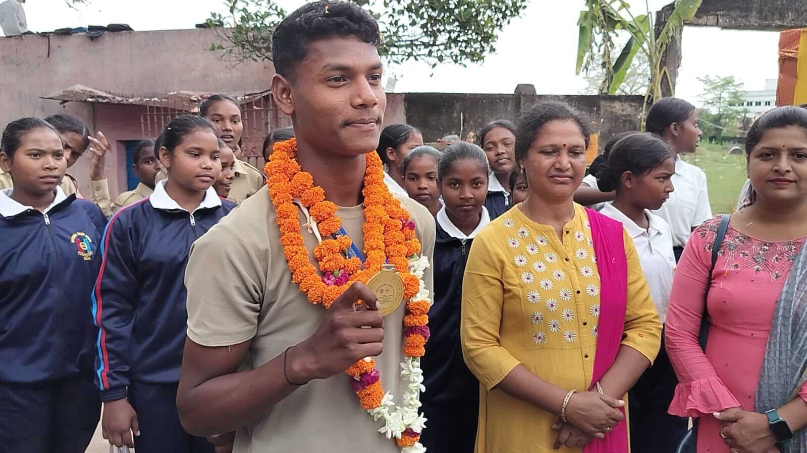 Chaibasa News : 1500 मीटर दौड़ में सुदेश ने जीता गोल्ड