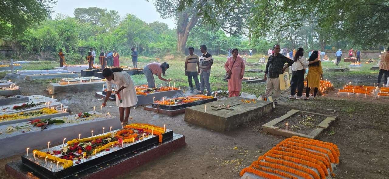 Chaibasa News : ईसाई समुदाय ने मनाया ऑल सोल डे पूर्वजों की कब्र पर जलायीं मोमबत्तियां