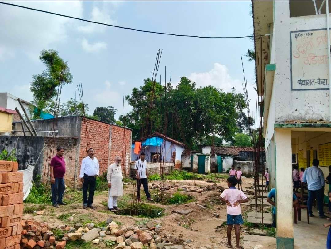 Chaibasa News : ओड़िया मवि का निर्माण छह माह से ठप, अशोक ने किया निरीक्षण