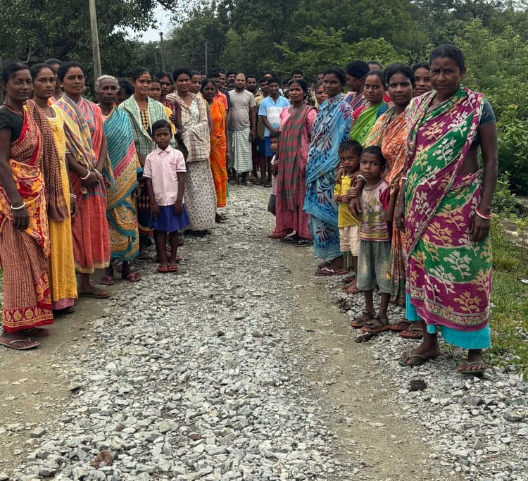 Seraikela Kharsawan News : 12 साल बाद शुरू हुआ सड़क निर्माण फिर अधूरा, ग्रामीण बेहाल