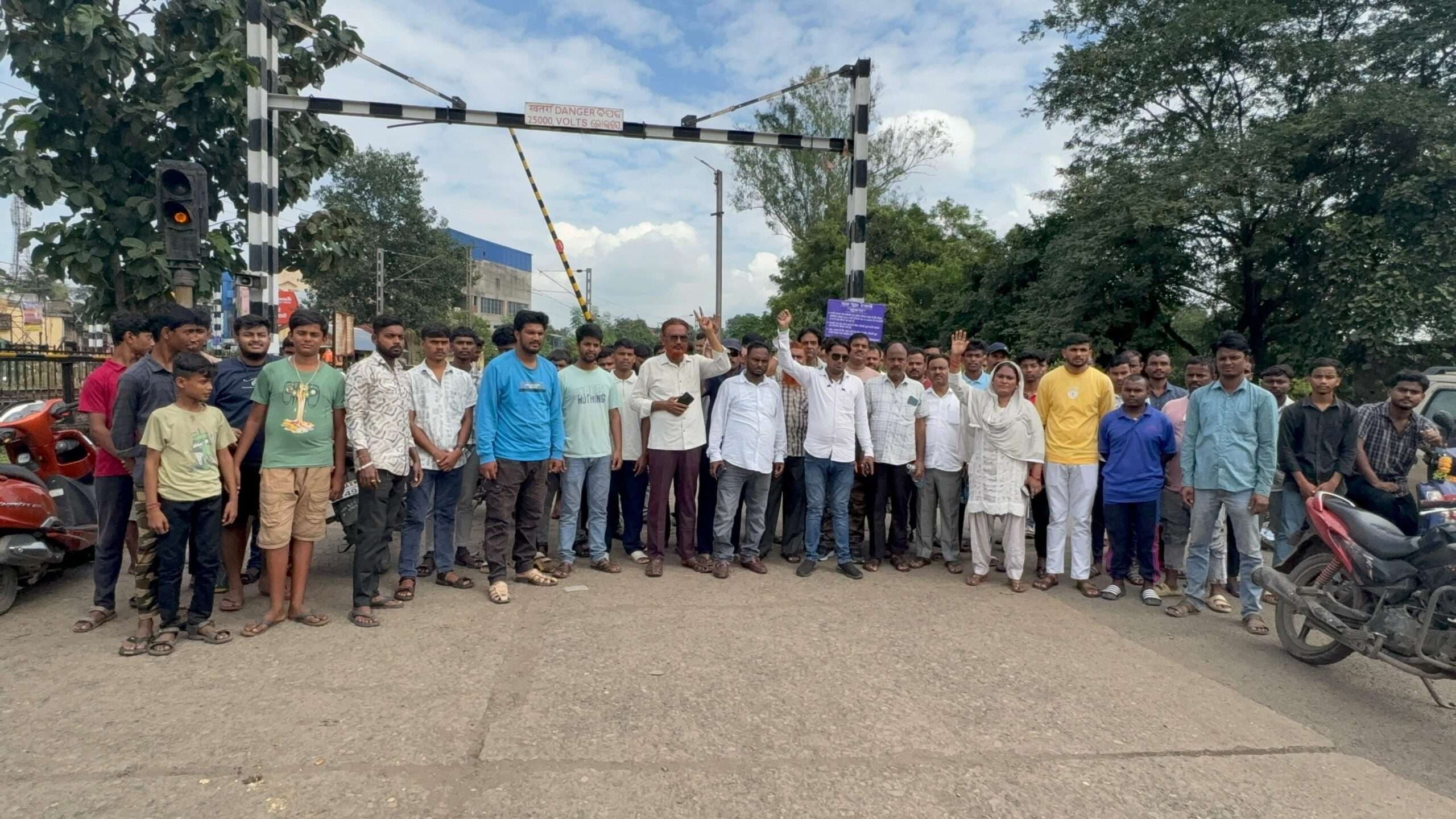 Seraikela Kharsawan News : चांडिल में एक नंबर रेलवे फाटक अस्थायी रूप से बंद, रोष