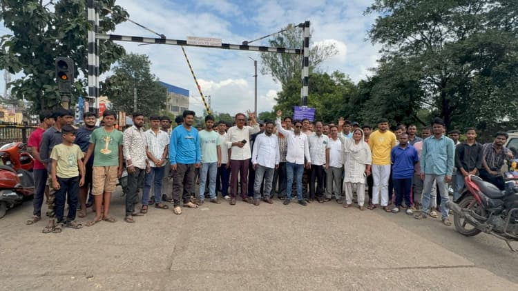 Seraikela Kharsawan News : चांडिल में एक नंबर रेलवे फाटक अस्थायी रूप से बंद, रोष