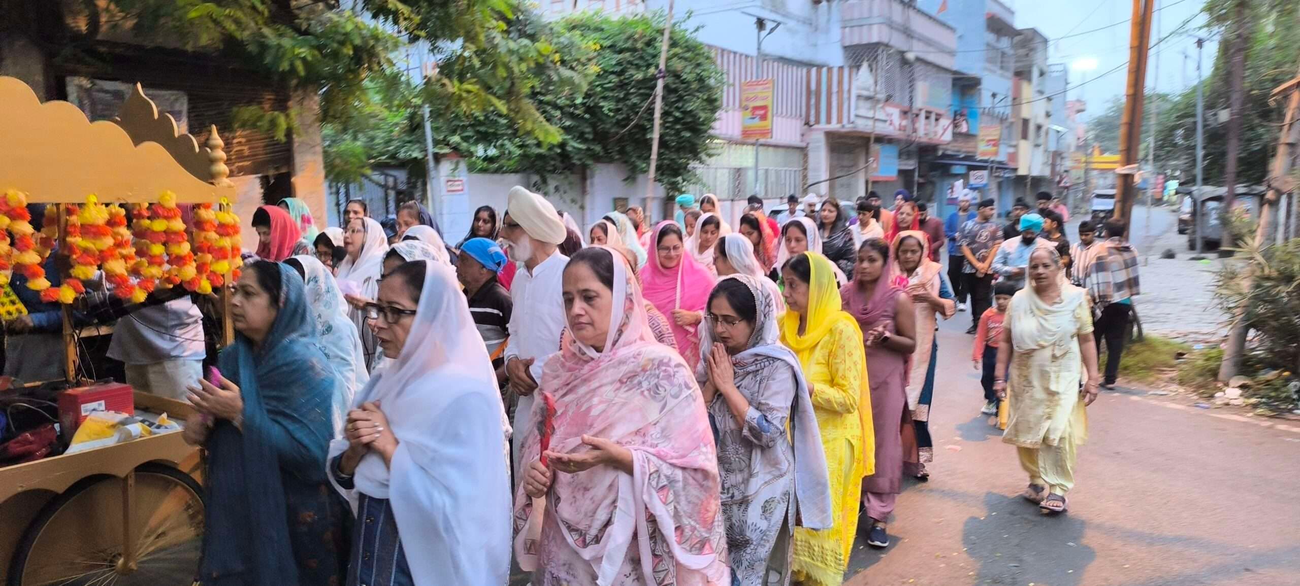 Giridih News :महिलाओं के शबद कीर्तन से संगत हुआ निहाल