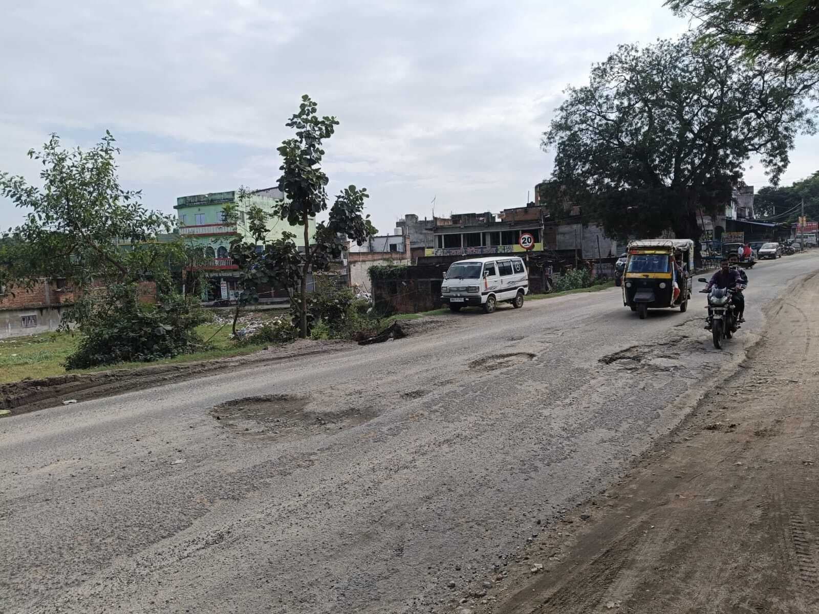 Giridih News :रांची-दुमका रोड पर हरिहरधाम के पास गड्ढों से परेशानी