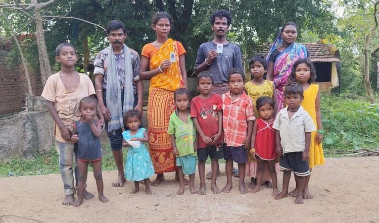 East Singhbhum News : आधार नहीं, तो वोट नहीं, सबरों ने प्रशासन को चेताया